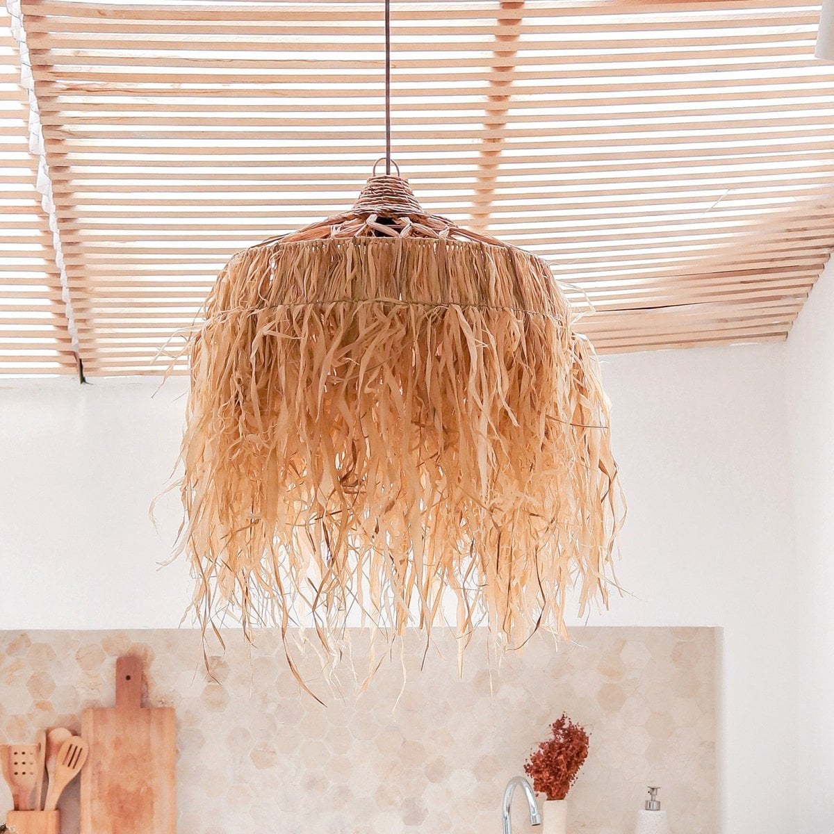 KAWI – handgjord lampskärm i raffia från Soeji