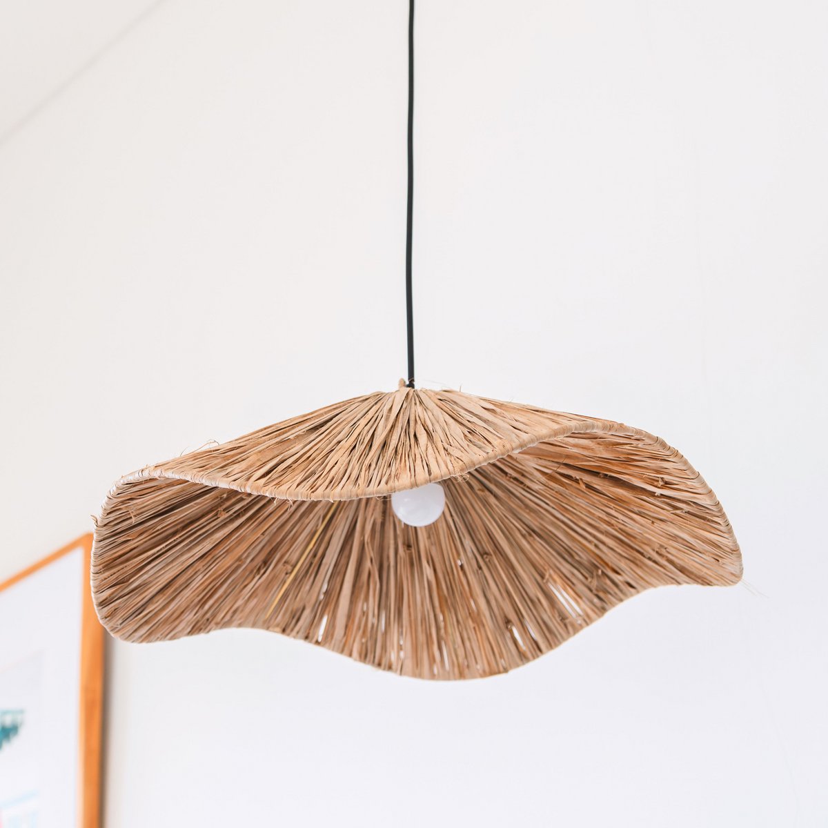 TAMPAH – handgjord lampskärm i sjögräs och raffia från Soeji
