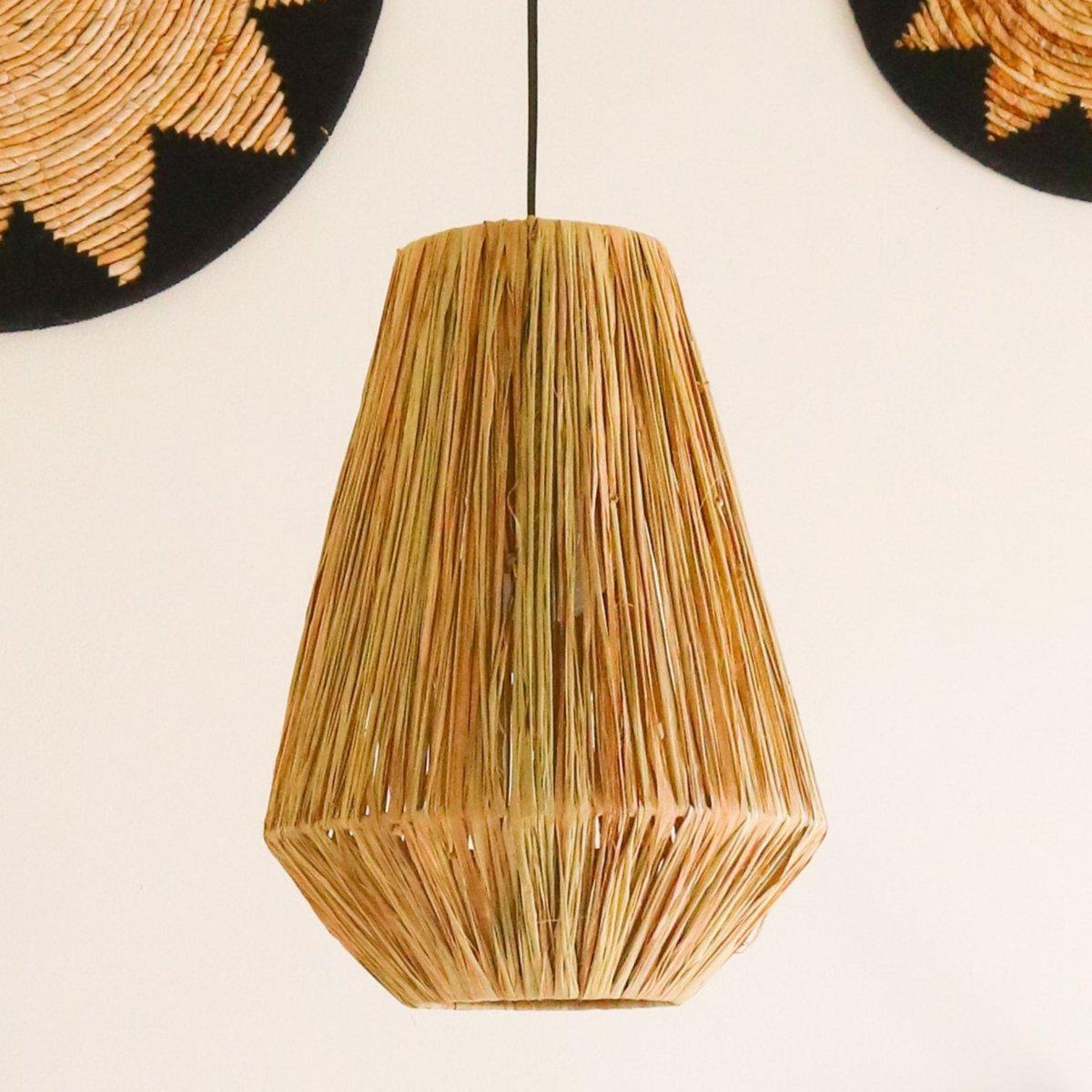 ENDAH – handgjord lampskärm i sjögräs och raffia från Soeji