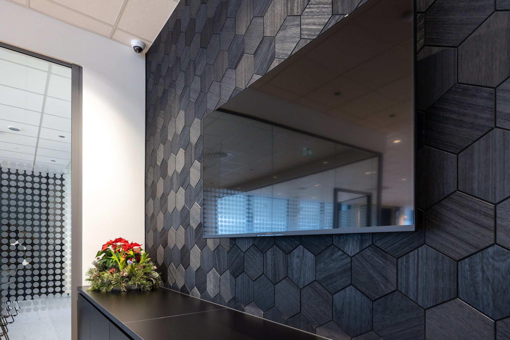 Väggpanel Hexa XL Svart – Massivt trä | DecNord