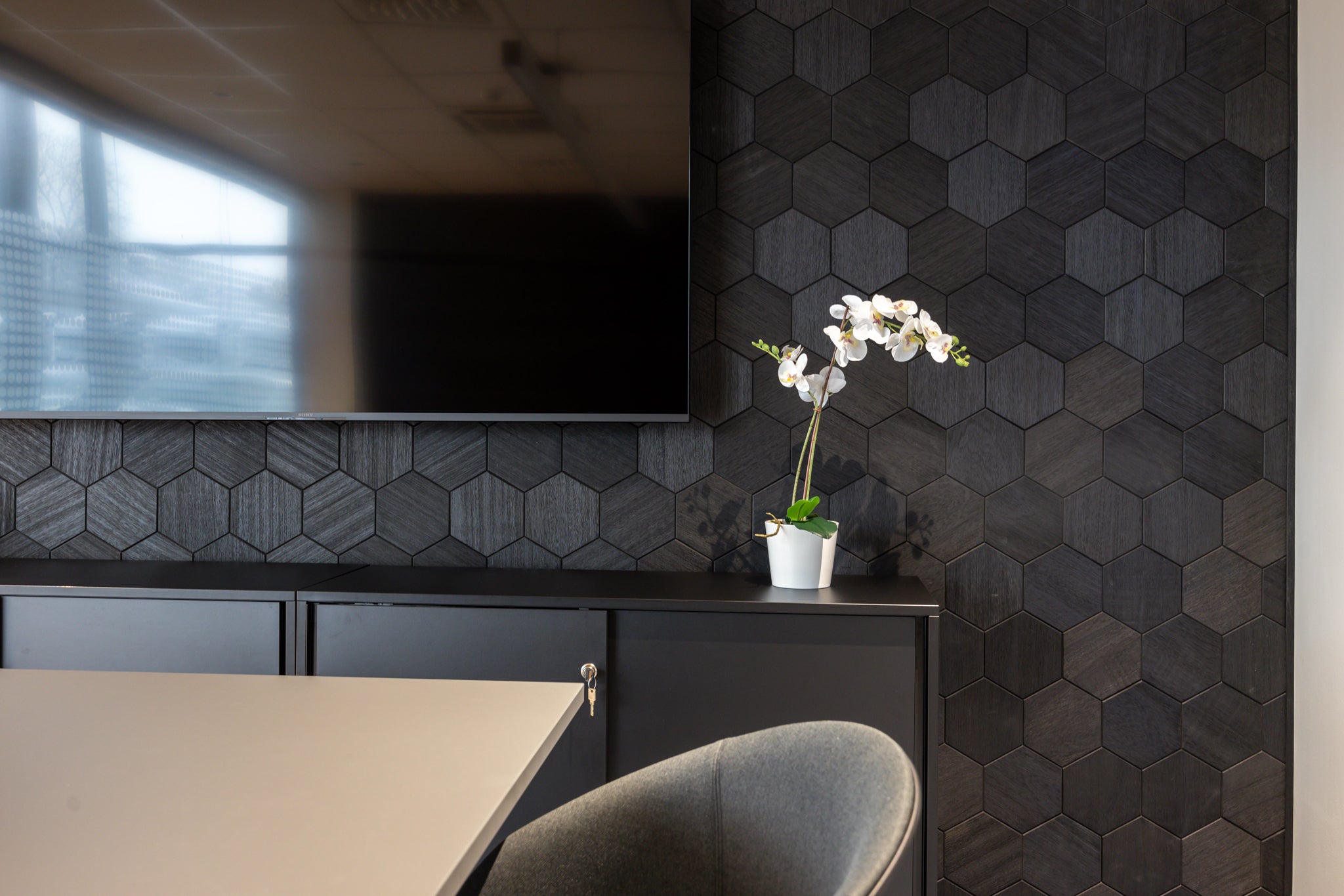Väggpanel Hexa XL Svart – Massivt trä | DecNord