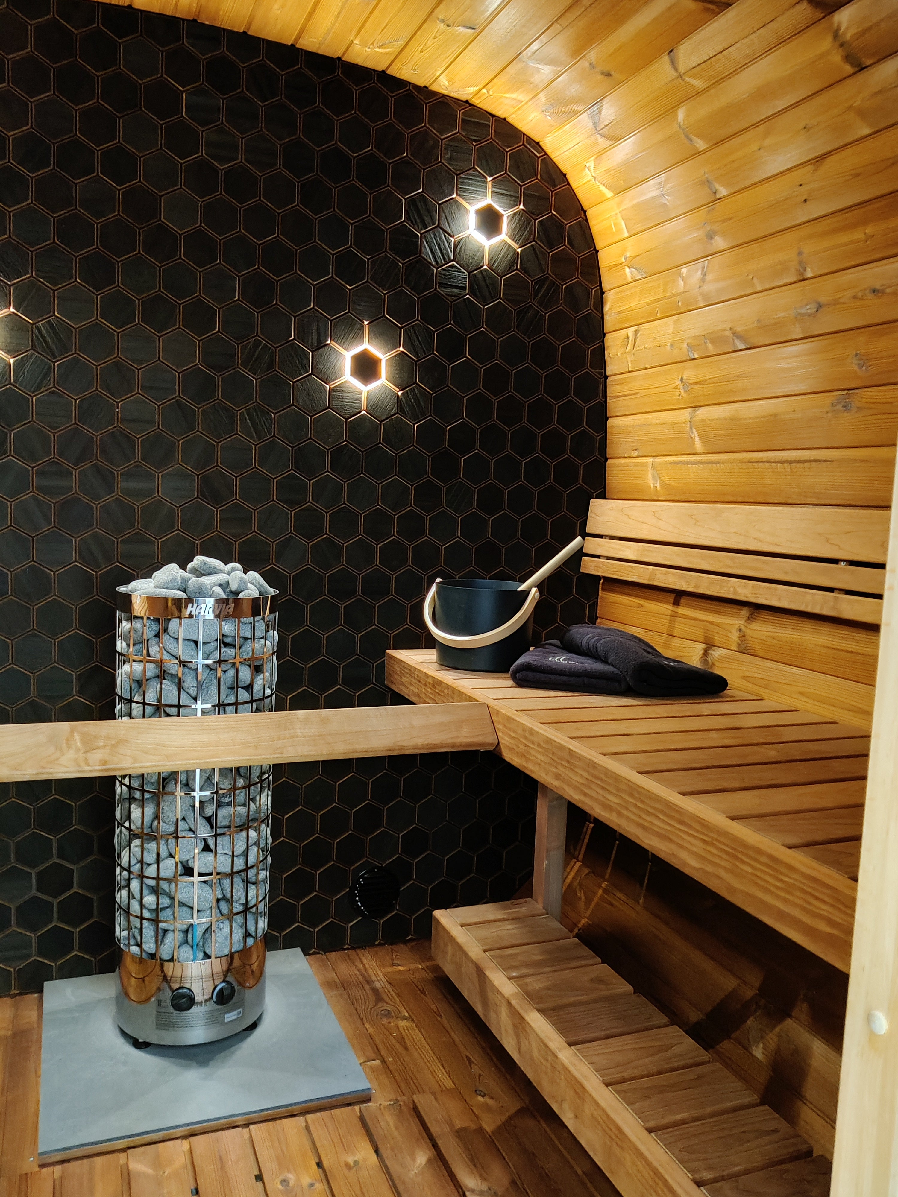 Väggpanel Hexa S Black – Massivt trä | DecNord