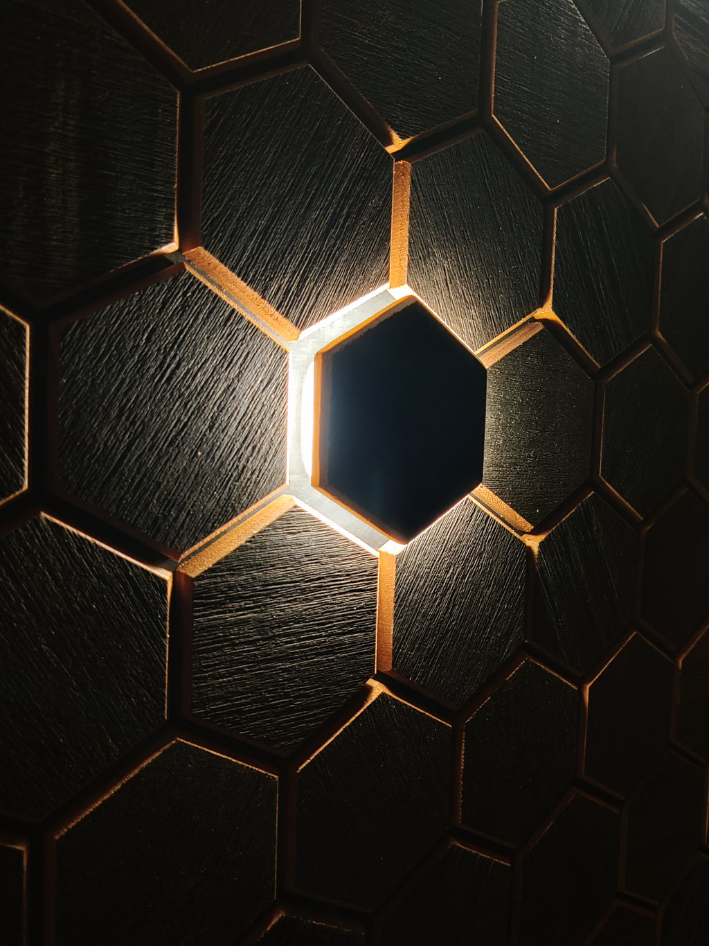 Väggpanel Hexa S Black – Massivt trä | DecNord