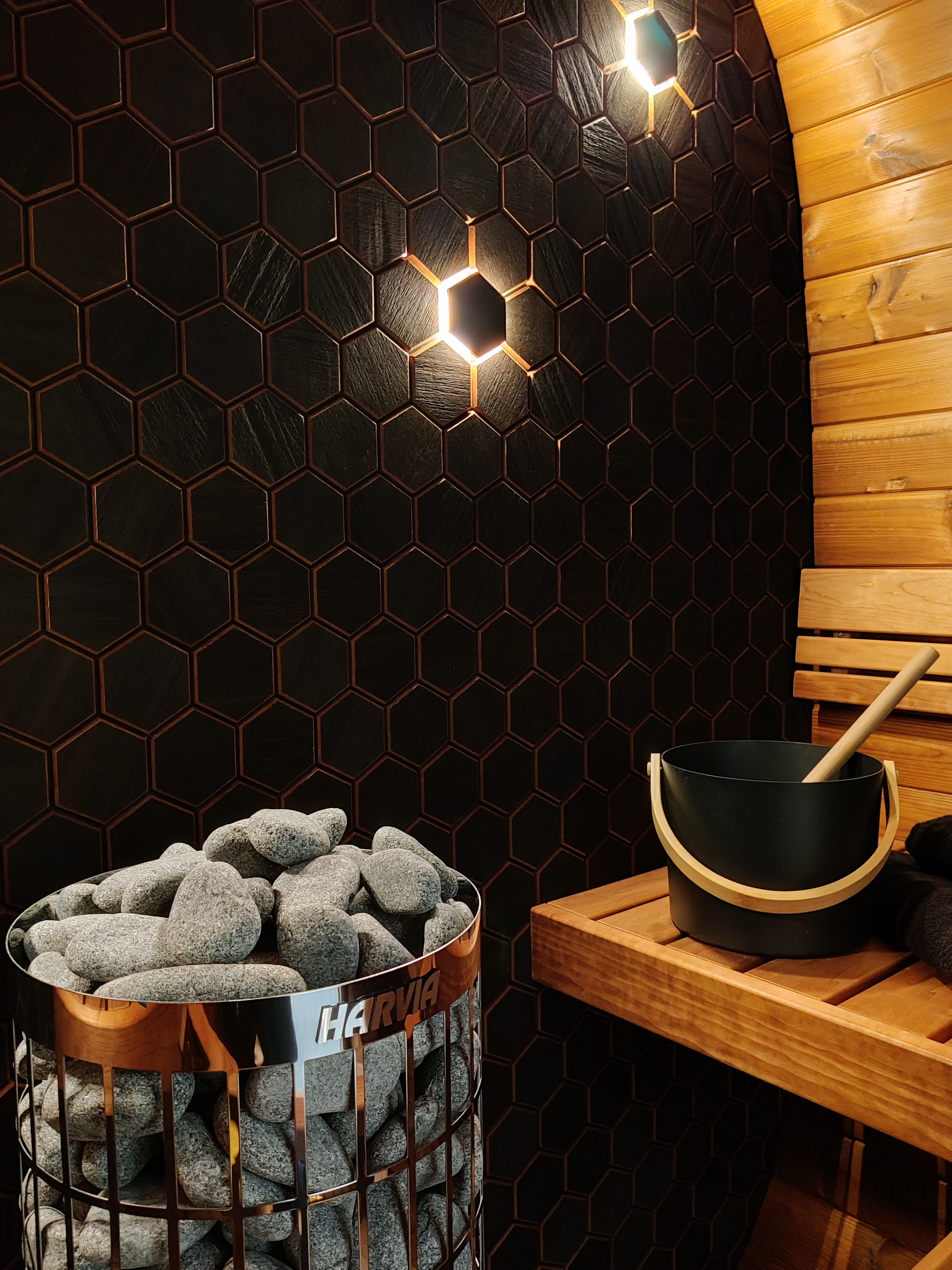 Väggpanel Hexa S Black – Massivt trä | DecNord